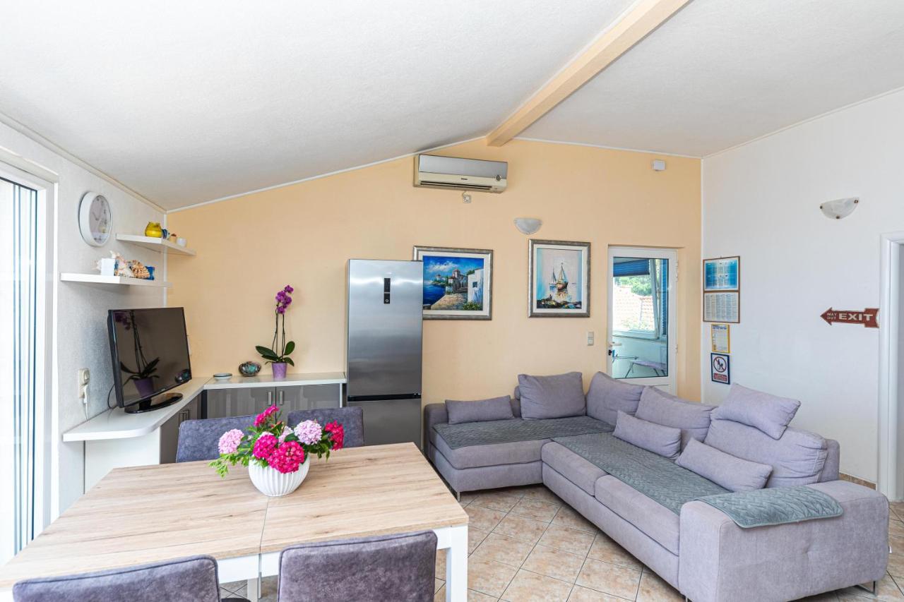Apartments Villa Nea Leona Trogir Exterior photo